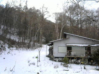 長野県菅平高原 ゆたか山荘 西側(坂上) 2025/12/08 13:15