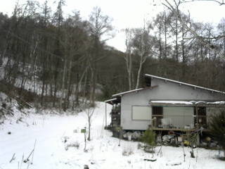 長野県菅平高原 ゆたか山荘 西側(坂上) 2025/12/08 14:15