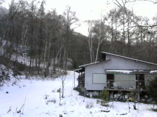 長野県菅平高原 ゆたか山荘 西側(坂上) 2025/12/09 12:15