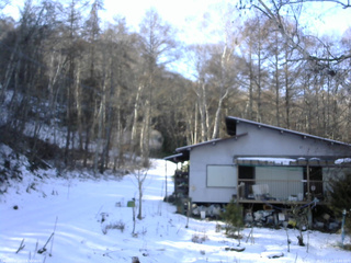 長野県菅平高原 ゆたか山荘 西側(坂上) 2025/12/10 12:45