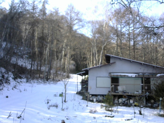 長野県菅平高原 ゆたか山荘 西側(坂上) 2025/12/11 12:45