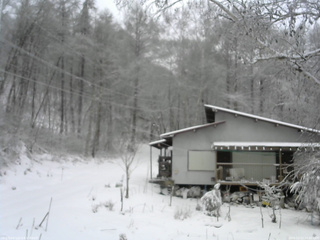 長野県菅平高原 ゆたか山荘 西側(坂上) 2025/12/12 11:00