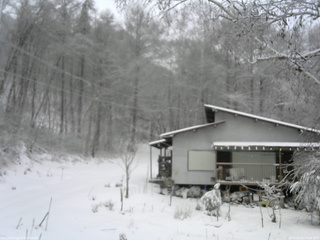 長野県菅平高原 ゆたか山荘 西側(坂上) 2025/12/12 13:45