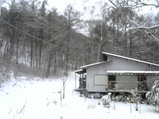 長野県菅平高原 ゆたか山荘 西側(坂上) 2025/12/14 07:15