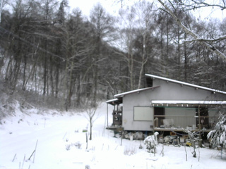 長野県菅平高原 ゆたか山荘 西側(坂上) 2025/12/14 08:15