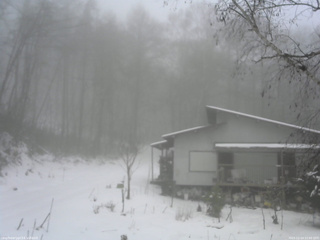 長野県菅平高原 ゆたか山荘 西側(坂上) 2025/12/14 12:00