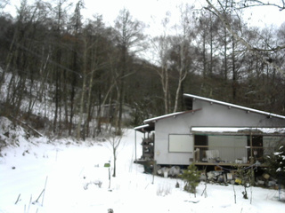 長野県菅平高原 ゆたか山荘 西側(坂上) 2025/12/14 13:45