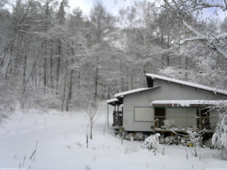 長野県菅平高原 ゆたか山荘 西側(坂上) 2025/12/15 11:45