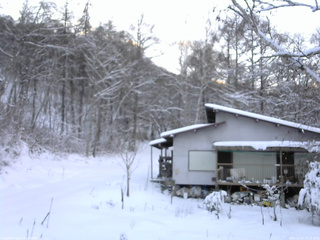 長野県菅平高原 ゆたか山荘 西側(坂上) 2025/12/16 16:15