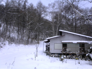 長野県菅平高原 ゆたか山荘 西側(坂上) 2025/12/17 16:00