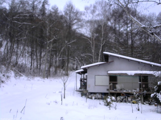 長野県菅平高原 ゆたか山荘 西側(坂上) 2025/12/17 16:15
