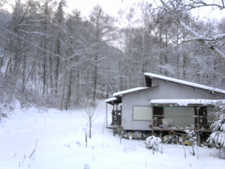 長野県菅平高原 ゆたか山荘 西側(坂上) 2025/12/18 16:15