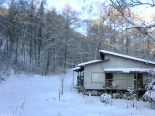 長野県菅平高原 ゆたか山荘 西側(坂上) 2025/12/19 07:45