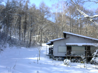 長野県菅平高原 ゆたか山荘 西側(坂上) 2025/12/19 11:45