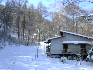 長野県菅平高原 ゆたか山荘 西側(坂上) 2025/12/19 12:00