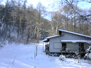 長野県菅平高原 ゆたか山荘 西側(坂上) 2025/12/19 13:00