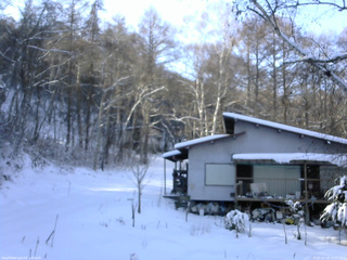 長野県菅平高原 ゆたか山荘 西側(坂上) 2025/12/19 13:15