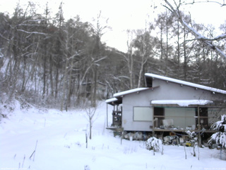 長野県菅平高原 ゆたか山荘 西側(坂上) 2025/12/19 16:15