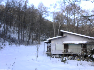 長野県菅平高原 ゆたか山荘 西側(坂上) 2025/12/20 08:00