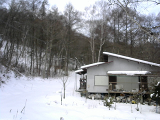 長野県菅平高原 ゆたか山荘 西側(坂上) 2025/12/20 08:45