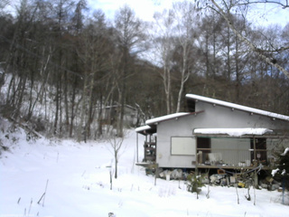 長野県菅平高原 ゆたか山荘 西側(坂上) 2025/12/20 09:00