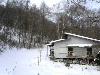 長野県菅平高原 ゆたか山荘 西側(坂上) 2025/12/20 09:15