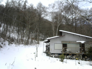 長野県菅平高原 ゆたか山荘 西側(坂上) 2025/12/20 12:15