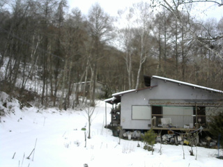 長野県菅平高原 ゆたか山荘 西側(坂上) 2025/12/21 12:00