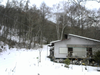 長野県菅平高原 ゆたか山荘 西側(坂上) 2025/12/21 12:45