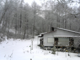 長野県菅平高原 ゆたか山荘 西側(坂上) 2025/12/22 08:00