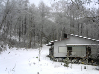 長野県菅平高原 ゆたか山荘 西側(坂上) 2025/12/22 12:15