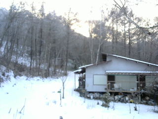 長野県菅平高原 ゆたか山荘 西側(坂上) 2025/12/22 16:15