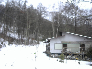 長野県菅平高原 ゆたか山荘 西側(坂上) 2025/12/24 08:15