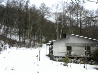 長野県菅平高原 ゆたか山荘 西側(坂上) 2025/12/24 12:15