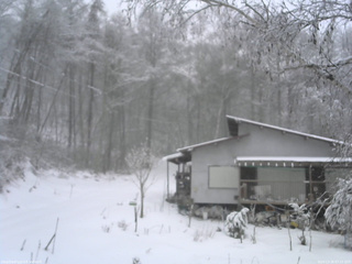 長野県菅平高原 ゆたか山荘 西側(坂上) 2025/12/26 07:15