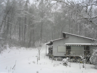 長野県菅平高原 ゆたか山荘 西側(坂上) 2025/12/26 08:15
