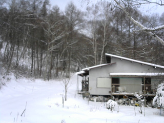 長野県菅平高原 ゆたか山荘 西側(坂上) 2025/12/30 08:15