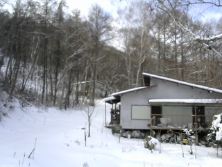 長野県菅平高原 ゆたか山荘 西側(坂上) 2025/12/30 11:45