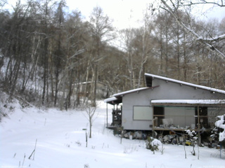 長野県菅平高原 ゆたか山荘 西側(坂上) 2025/12/30 12:15