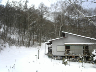 長野県菅平高原 ゆたか山荘 西側(坂上) 2025/12/30 12:30