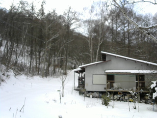 長野県菅平高原 ゆたか山荘 西側(坂上) 2025/12/30 13:45