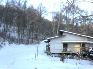 長野県菅平高原 ゆたか山荘 西側(坂上) 2025/12/31 07:15