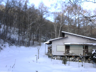 長野県菅平高原 ゆたか山荘 西側(坂上) 2025/12/31 08:00