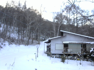 長野県菅平高原 ゆたか山荘 西側(坂上) 2025/12/31 16:15