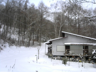 長野県菅平高原 ゆたか山荘 西側(坂上) 2026/01/01 08:45