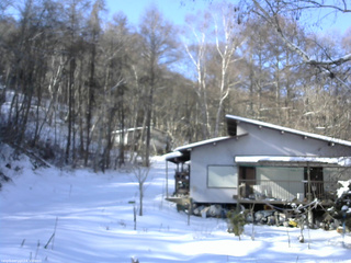 長野県菅平高原 ゆたか山荘 西側(坂上) 2026/01/01 11:00