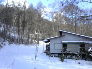 長野県菅平高原 ゆたか山荘 西側(坂上) 2026/01/01 12:00