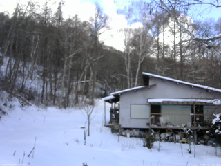 長野県菅平高原 ゆたか山荘 西側(坂上) 2026/01/01 12:15