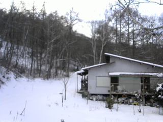長野県菅平高原 ゆたか山荘 西側(坂上) 2026/01/01 15:30