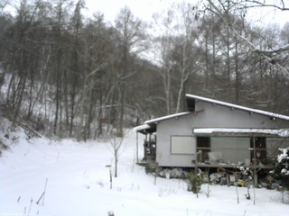 長野県菅平高原 ゆたか山荘 西側(坂上) 2026/01/02 12:00